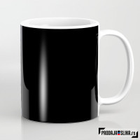 Talasi na crnoj peščanoj plaži