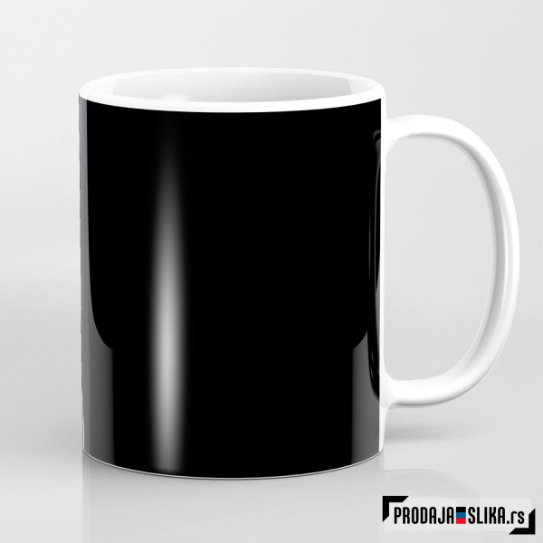 Talasi na crnoj peščanoj plaži