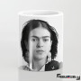 Frida Kahlo nosi belu majicu Frida Kahlo nosi belu majicu